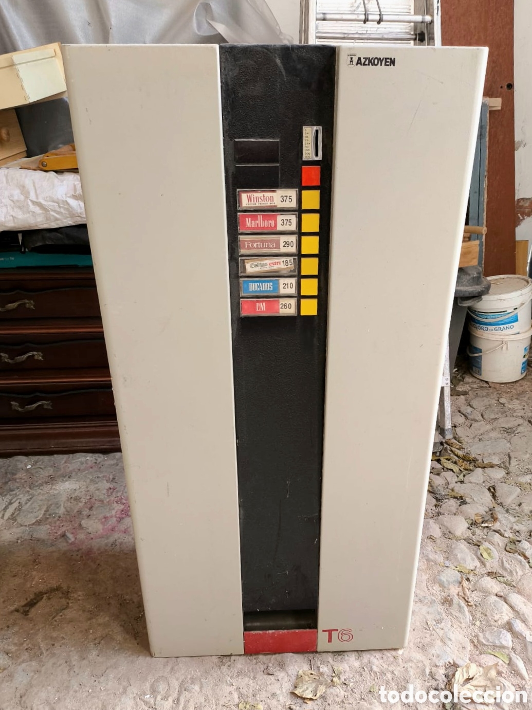 Coleccionismo: M&aacute;quina expendedora de tabaco antigua / vintage de pie Azkoyen T6.&nbsp;
