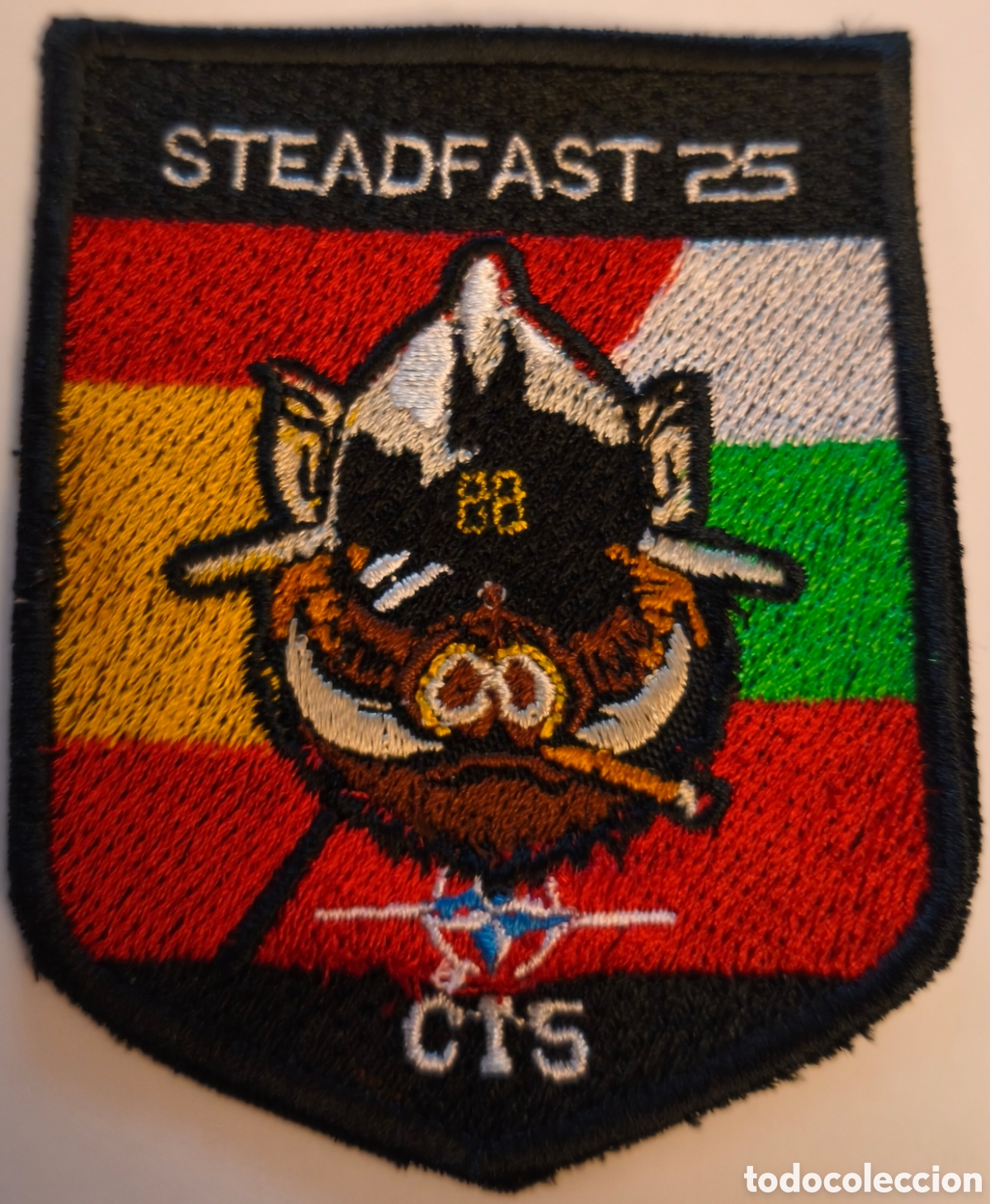 Coleccionismo: PARCHE EMBLEMA DE BRAZO A COLOR STEADFAST 25 MANIOBRAS OTAN