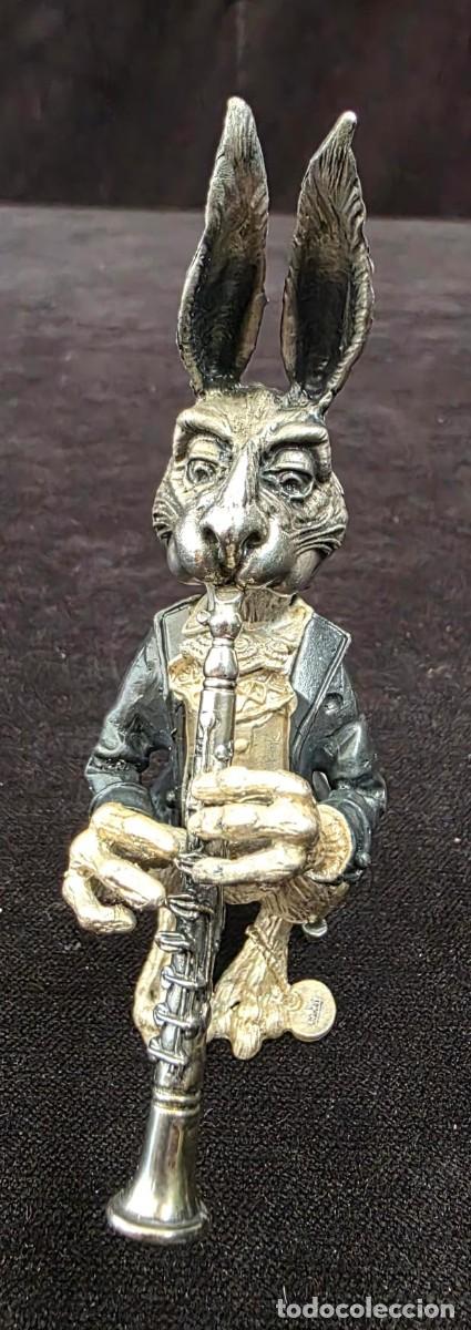Coleccionismo: Figura conejo m&uacute;sico tocando clarinete estilo Alicia en el Pa&iacute;s de las Maravillas 12x9 cm