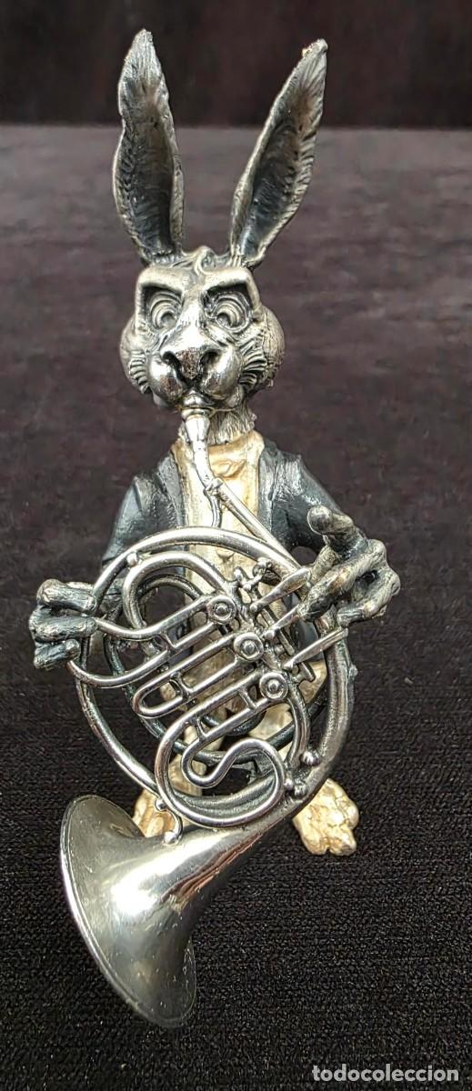 Coleccionismo: Figura conejo m&uacute;sico con trompa francesa estilo Alicia en el Pa&iacute;s de las Maravillas 12x9 cm