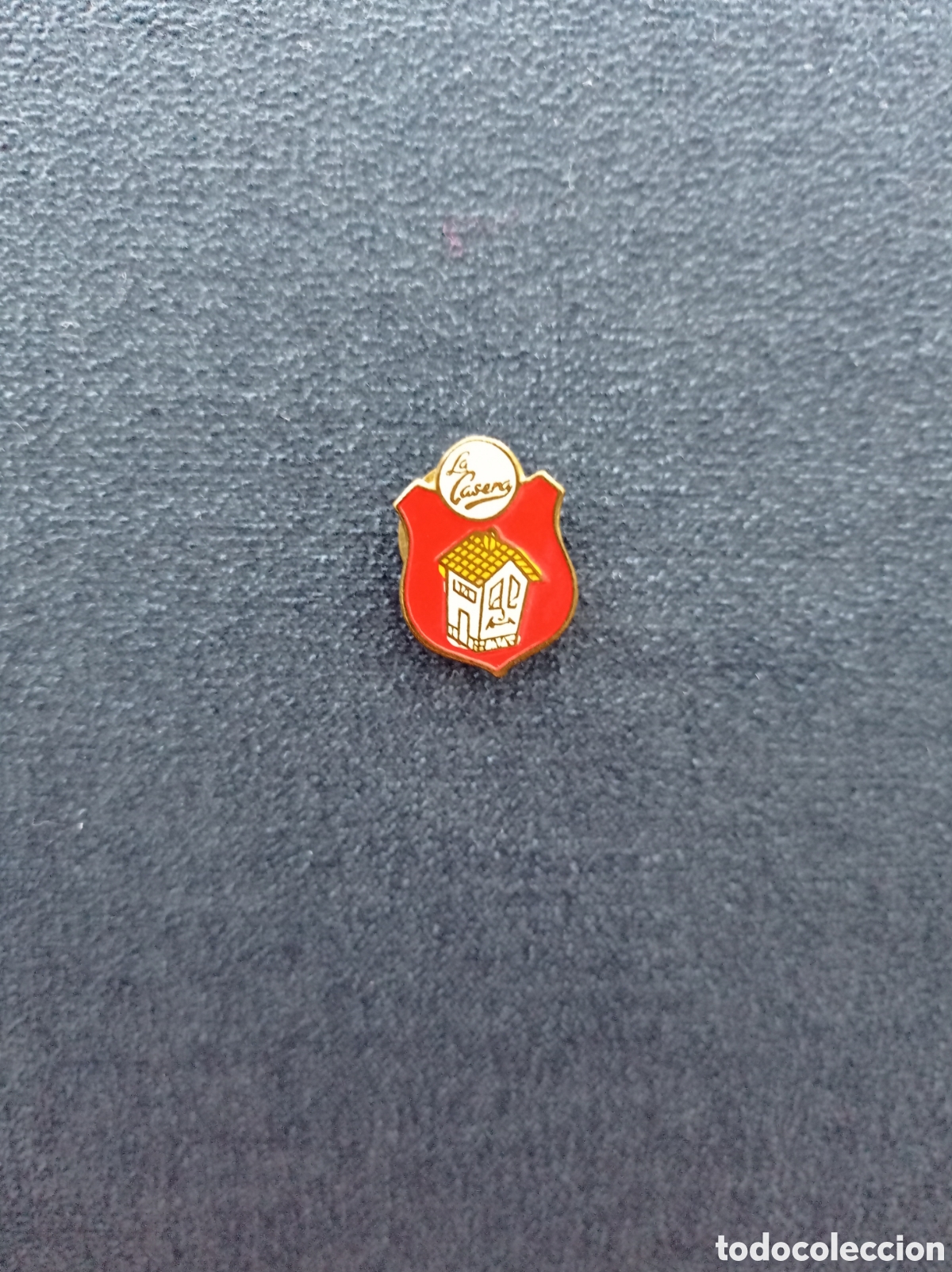Coleccionismo: Insignia de solapa antigua La Casera