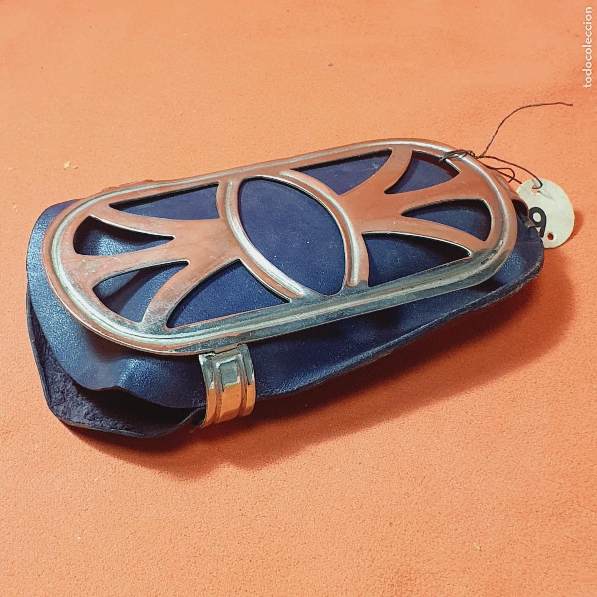 Coleccionismo: FUNDA GAFAS-VINTAGE-PIEL+ACERO EN EXTERIOR-DE MUSEO-PIEL AZUL-N.O.S.-VER FOTOGRAF&Iacute;AS..