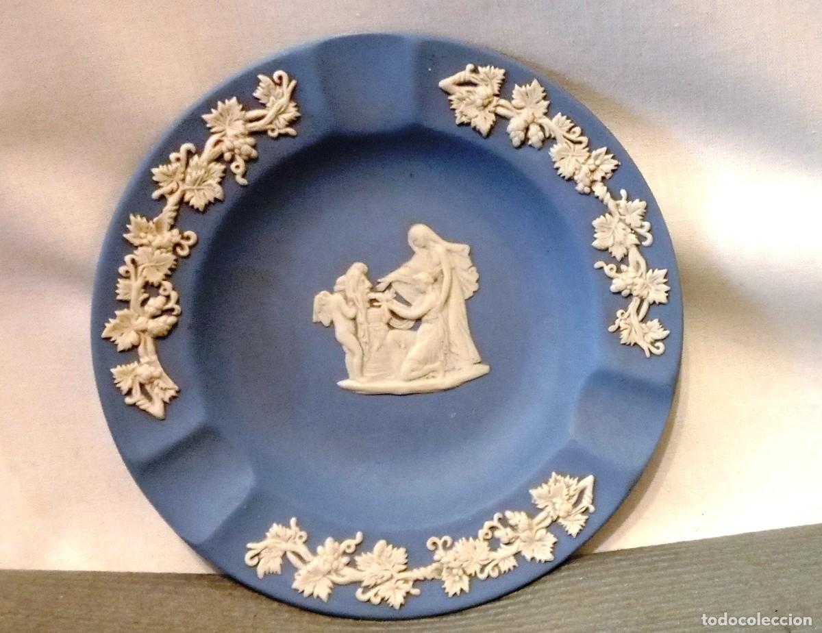 Coleccionismo: Plato de Jasperware azul vintage de Wedgwood