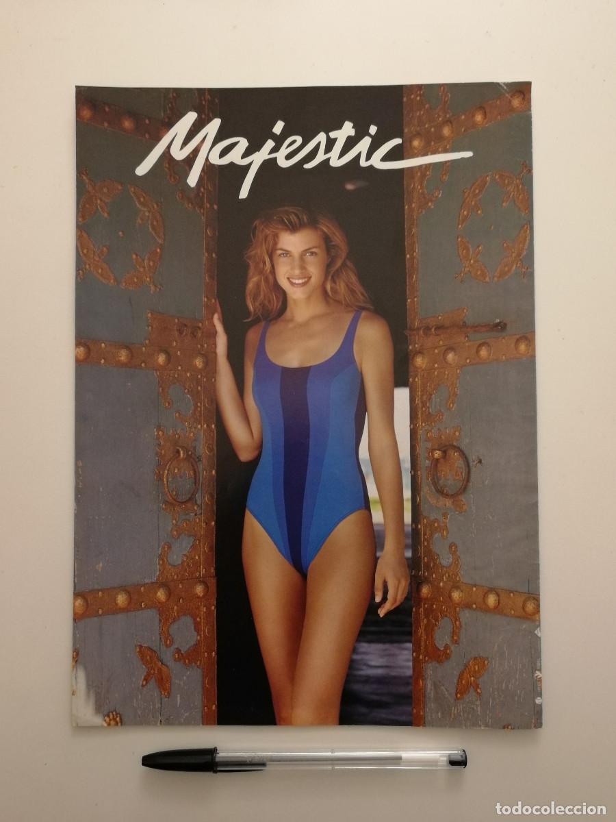 Coleccionismo: ANUNCIO ACARTONADO -A4- MAJESTIC BA&Ntilde;ADOR - Modelo Peliroja posando en una puerta Antigua