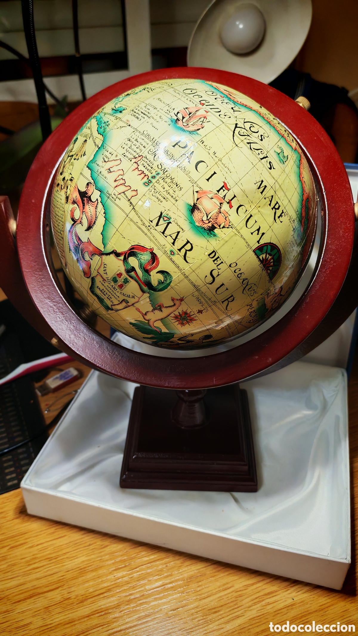 Coleccionismo: Globo terraqueo vintage montado sobre soporte de madera. (CL)