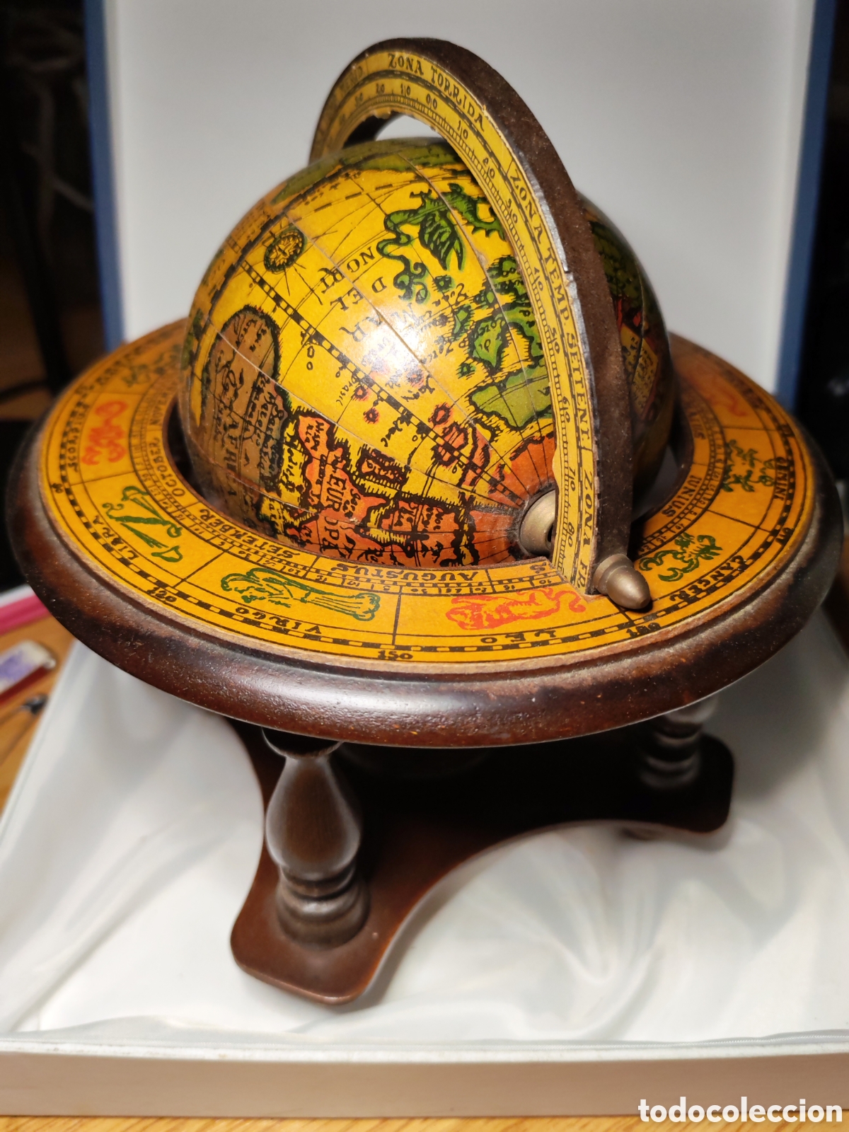 Coleccionismo: Glogo terraqueo en madera. Sifguiendo modelo siglo XIX hacia 1950 (CL)