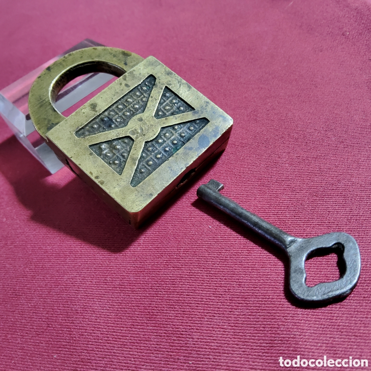 Coleccionismo: ANTIGUO CANDADO DE LATON O BRONCE, DECORADO CON MOTIVOS GEOM&Eacute;TRICOS DE PRINCIPIOS DEL SIGLO XX