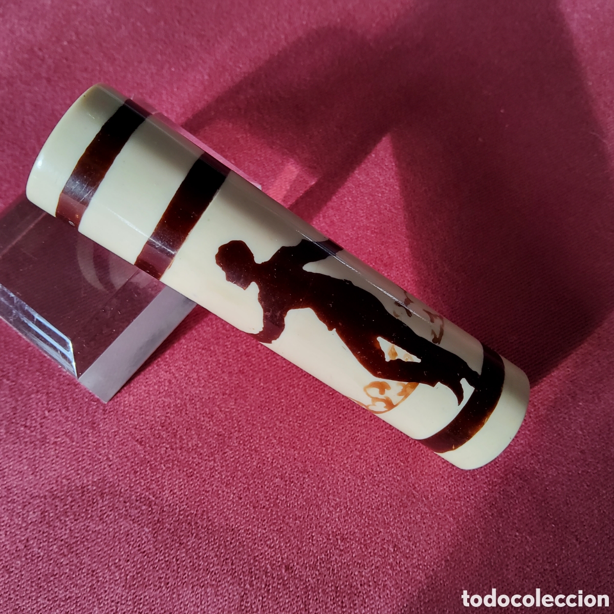 Coleccionismo: ESTUCHE DE MANICURA ANTIGUO TUBULAR, DECORADO CON CABALLERO CON RAMO DE FLORES, DE SIMIL DE MARFIL