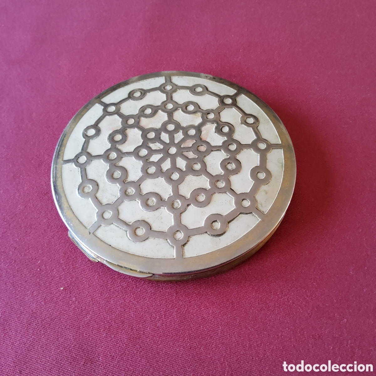 Coleccionismo: ANTIGUA POLVERA VINTAGE DE LAT&Oacute;N DORADO Y PLATEADO CON ESPEJO, DECORADA CON CIRCULOS ENCADENADOS