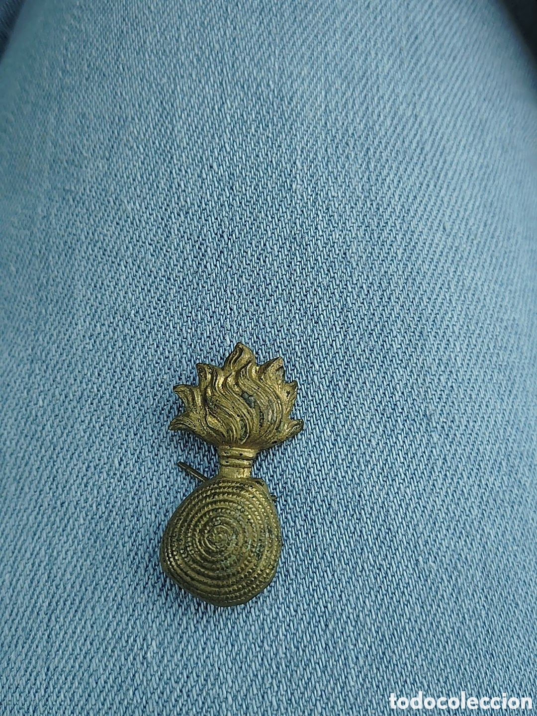 Collecting: EMBLEMA DE ARTILLER&Iacute;A. PARA CUELLIS Y GORRA. EPICA ALFONSO XIII. EN LATON DORADO