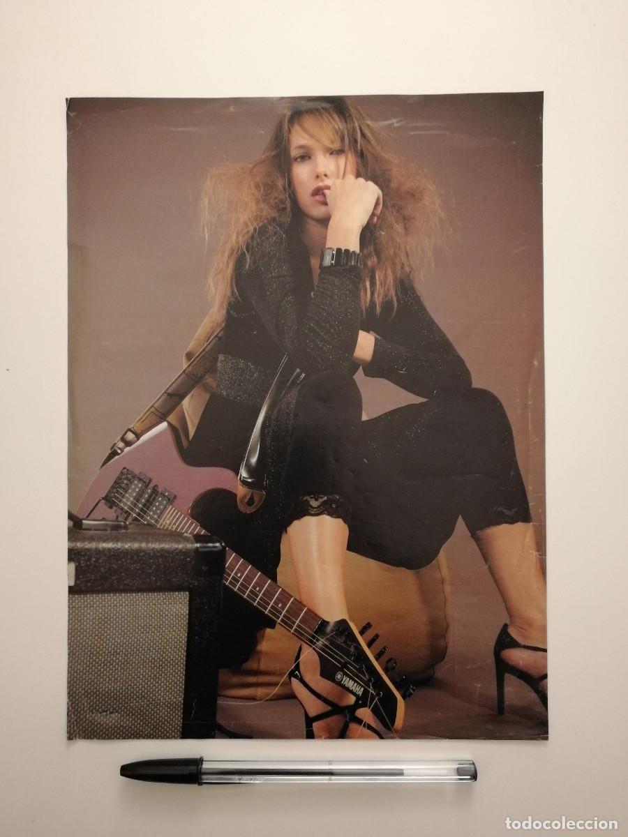 Coleccionismo: ANUNCIO ENCARTONADO -A4- MUJER CON GUITARRA YAMAHA ROCK MODA - EL CORTE INGLES - PUBLICIDAD LAMINA