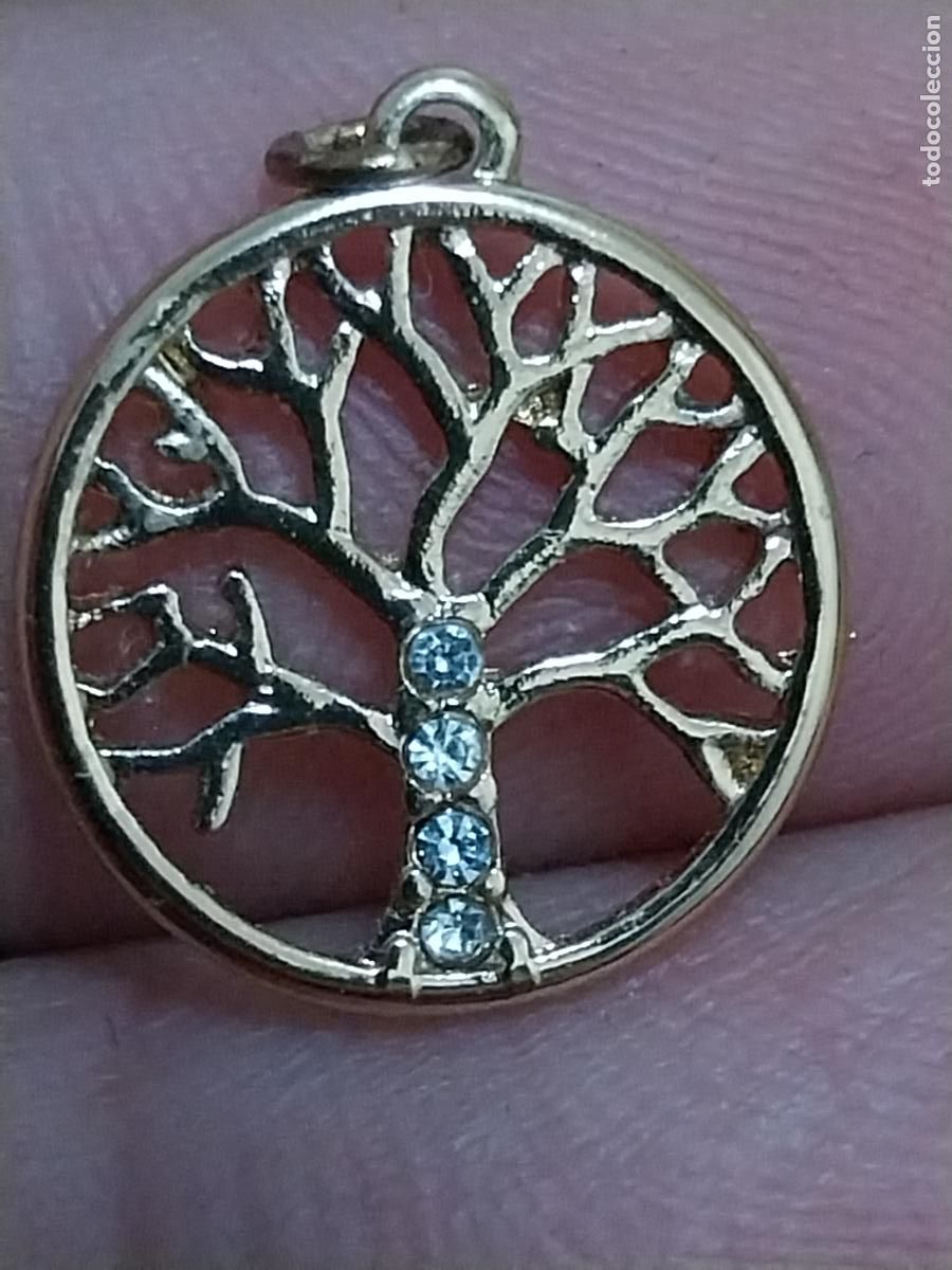 Coleccionismo: ARBOL DE LA VIDA MEDALLA PL&Aacute;STICO DORADO CON PEDRERIA 1.45CMS BONITO