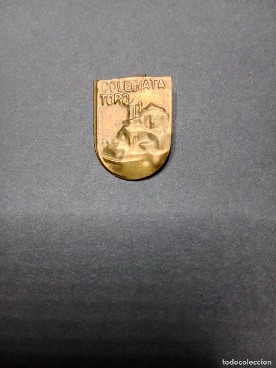 Coleccionismo: PEQUE&Ntilde;A CHAPA DE LATON REPUJADO - COLEGIATA DE TORO ( ZAMORA)