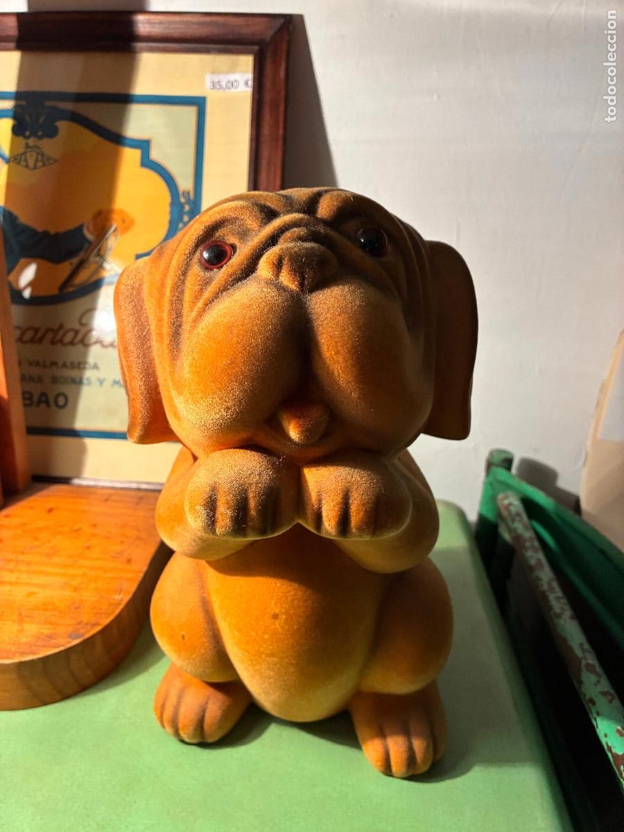 Coleccionismo: Hucha en forma de perro bulldog cer&aacute;mica con acabado terciopelo piel melocot&oacute;n mide 27 x 16 base