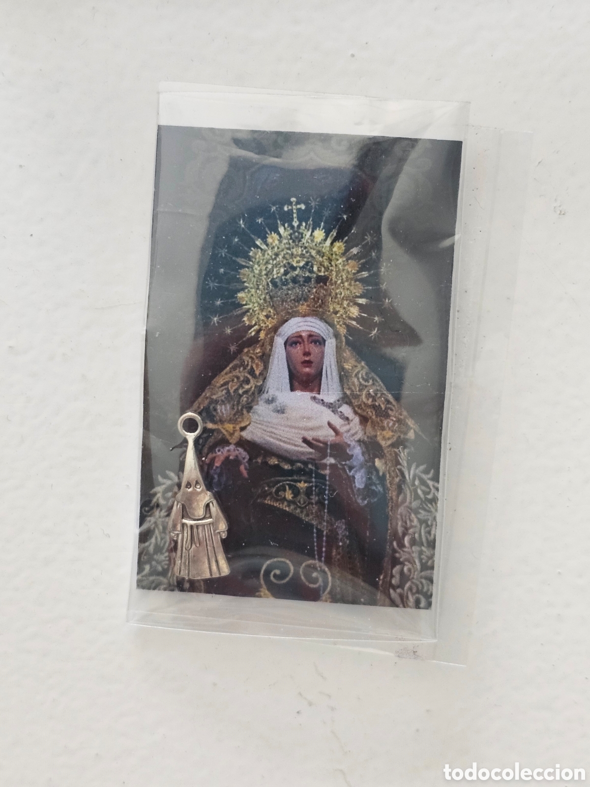 Coleccionismo: Set de Semana Santa: Estampa Virgen Dolorosa y Dije de Nazareno (Capirote) Matar&oacute;