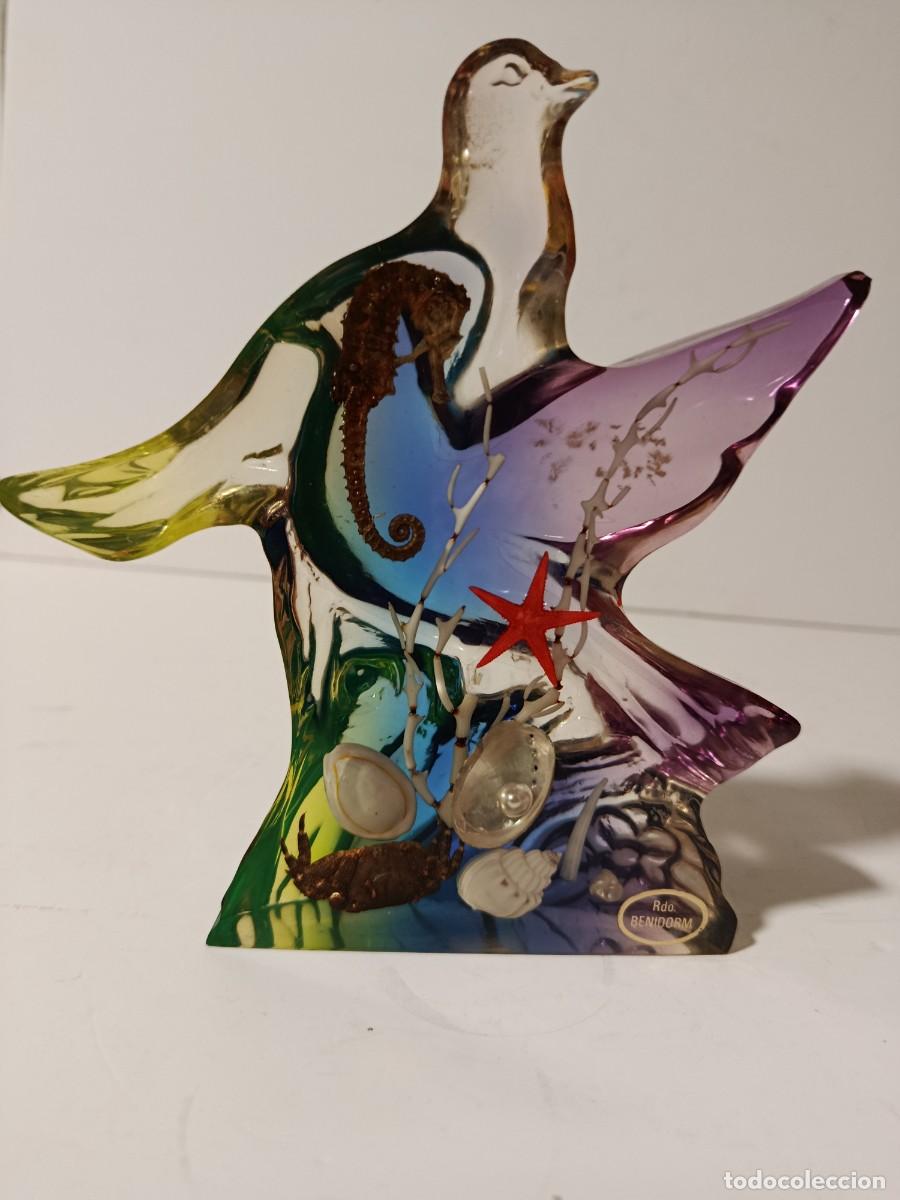 Coleccionismo: PISAPAPELES METACRILATO FONDO MARINO.FORMA DE PALOMA