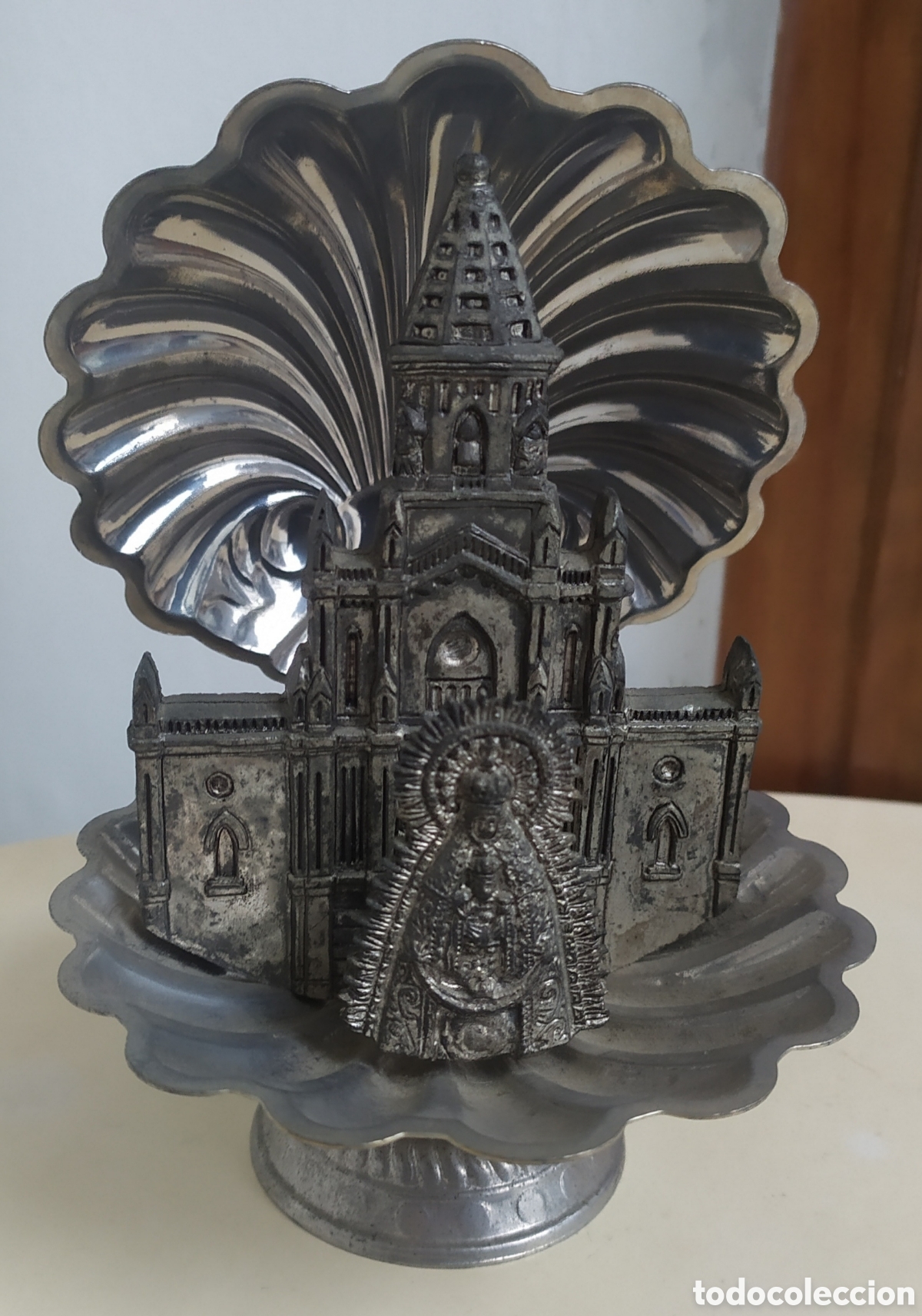 Coleccionismo: Recuerdo de la Virgen del Pilar sobre su Bas&iacute;lica en metal