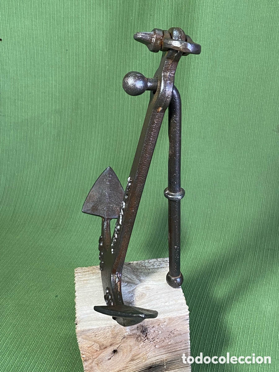 Coleccionismo: Ancla (almirantazgo) decorativa en hierro fundido. Centenario nacimiento Pablo Neruda. 1904 2004.