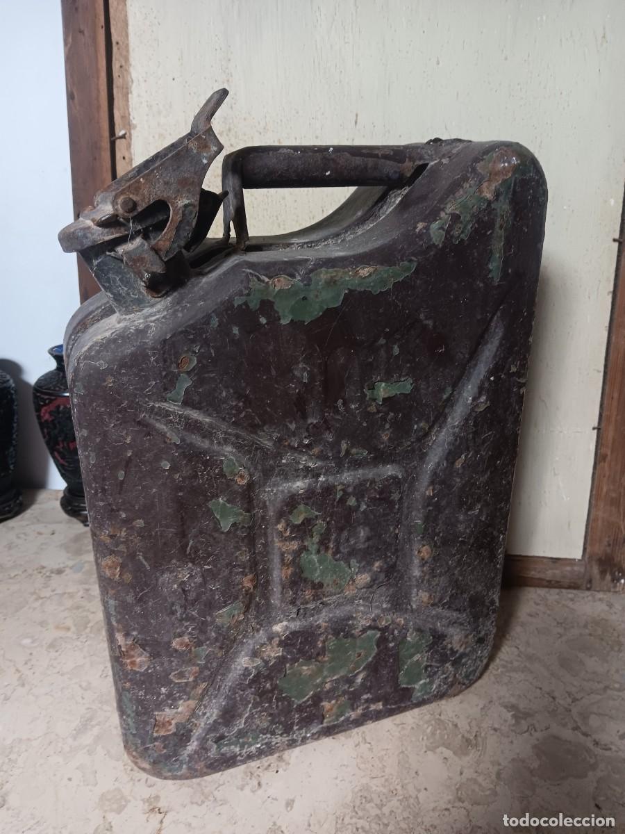 Collezionismo: lata de combustible met&aacute;lica, com&uacute;nmente conocida como jerrycan, con signos visibles de oxidaci&oacute;n y
