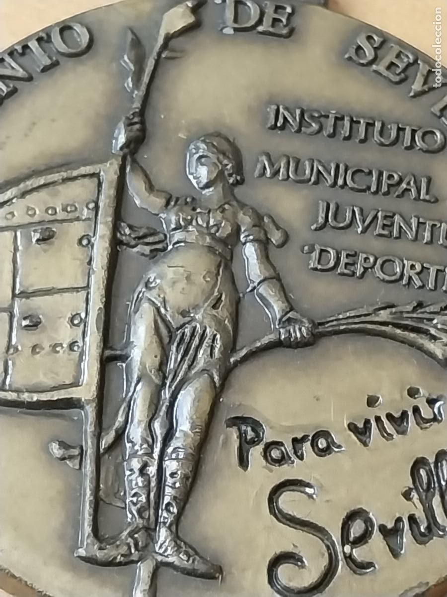 Coleccionismo: SEVILLA INSTITUTO JUVENTUD Y DEPORTES 5.66CMS METAL TONO LATON