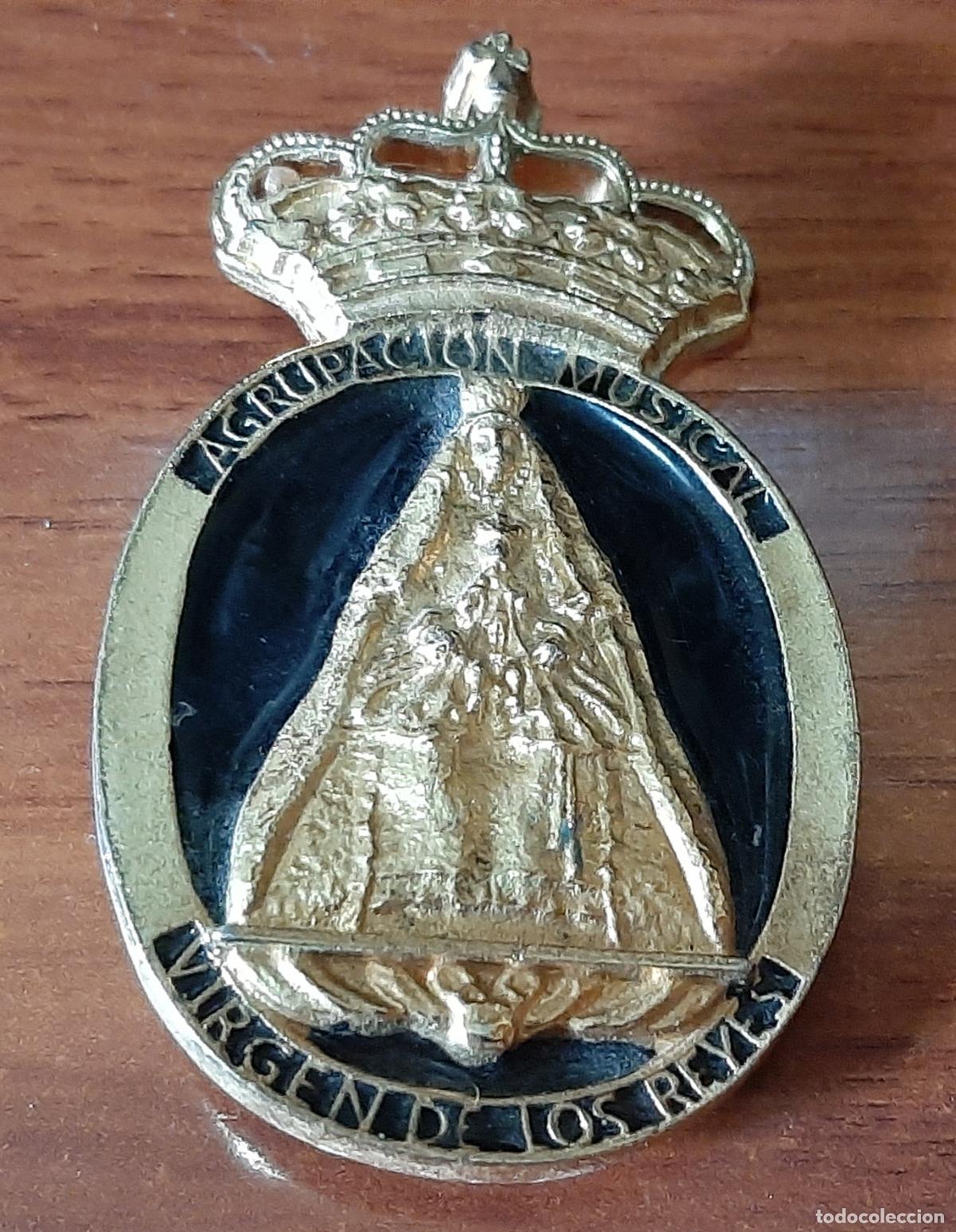 Coleccionismo: PLACA - GORRA O SIMILAR - AGRUPACION MUSICAL VIRGEN DE LOS REYES - 7.5X4.5 CM. - VER DORSO
