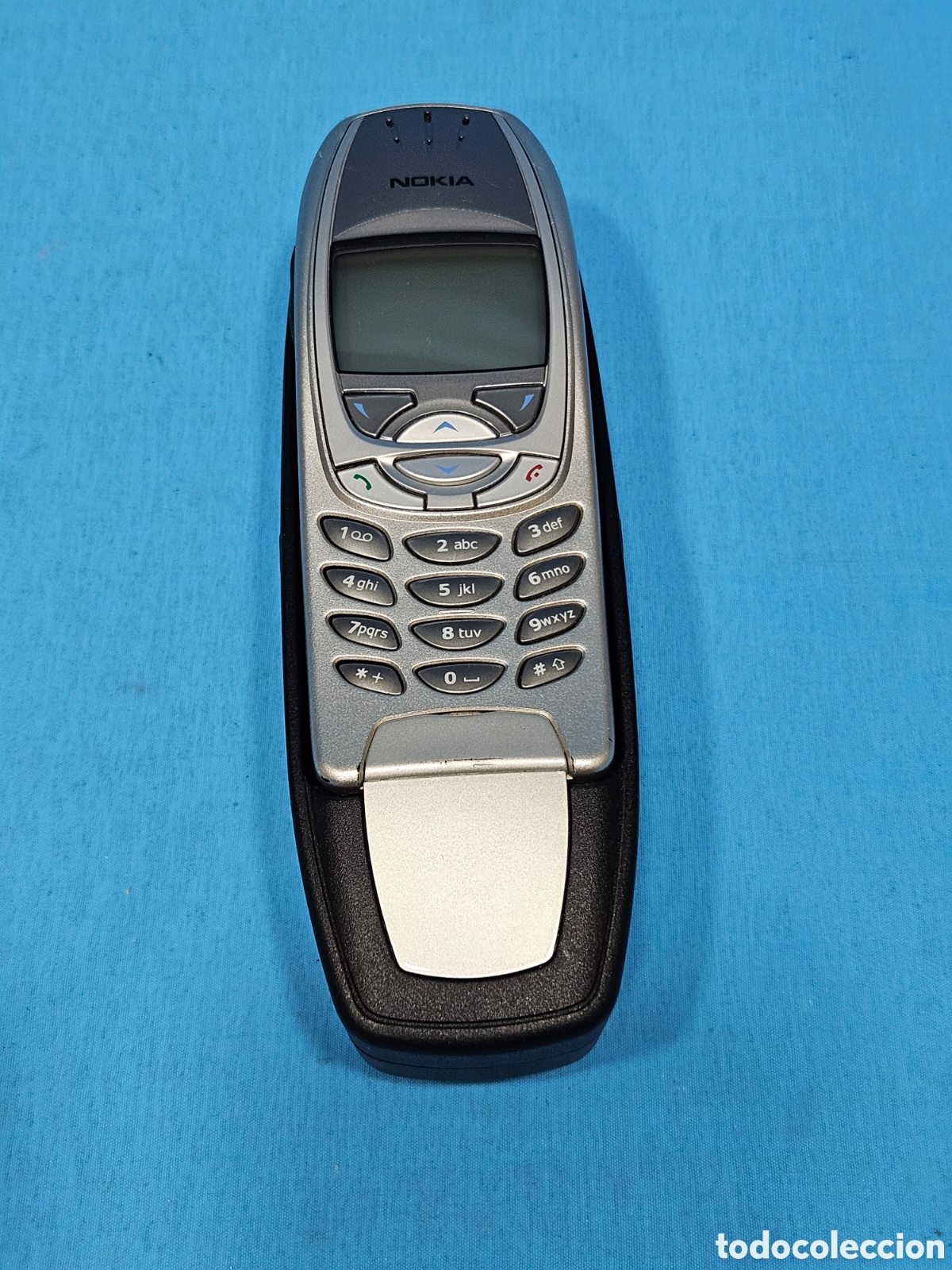 Coleccionismo: TELEFONO MOVIL NOKIA MODEL 6310i NPL1 CON ADAPTADOR PARA COCHE MERCEDES . SE DESCONOCE SI FUNCIONA