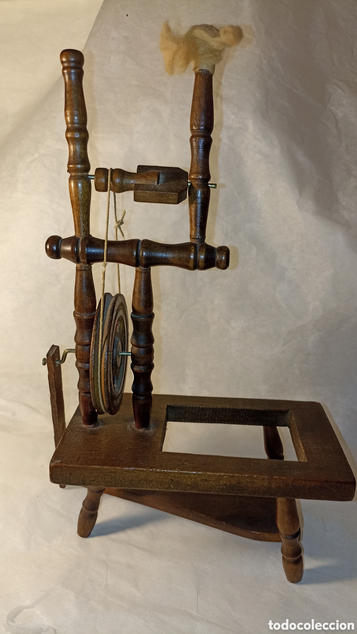 Coleccionismo: PRECIOSO MUEBLE RUECA DE MADERA A ESCALA 26/15 cm