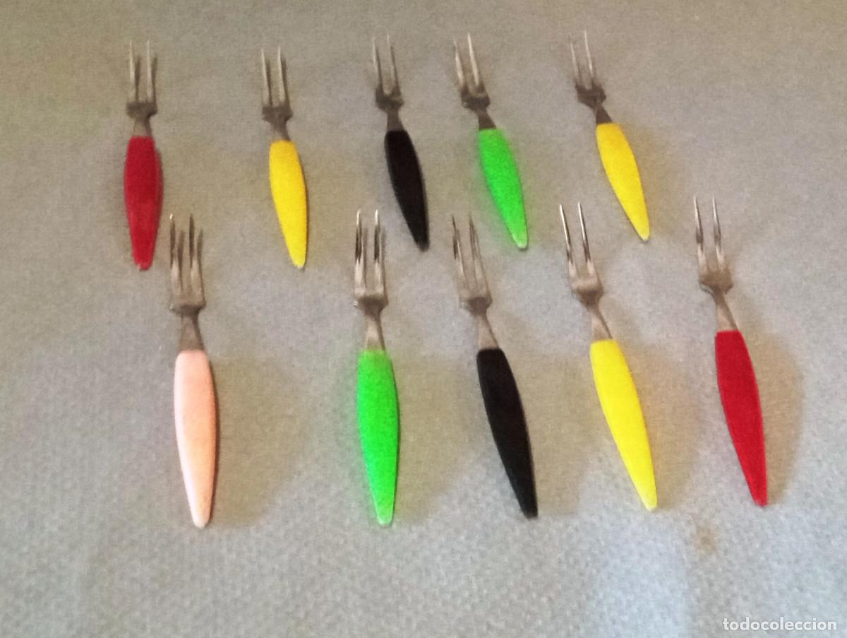 Coleccionismo: 10 Tenedores Aperitivo Metal/Pl&aacute;stico Colores. Conjunto de diez tenedores para aperitivo con mangos