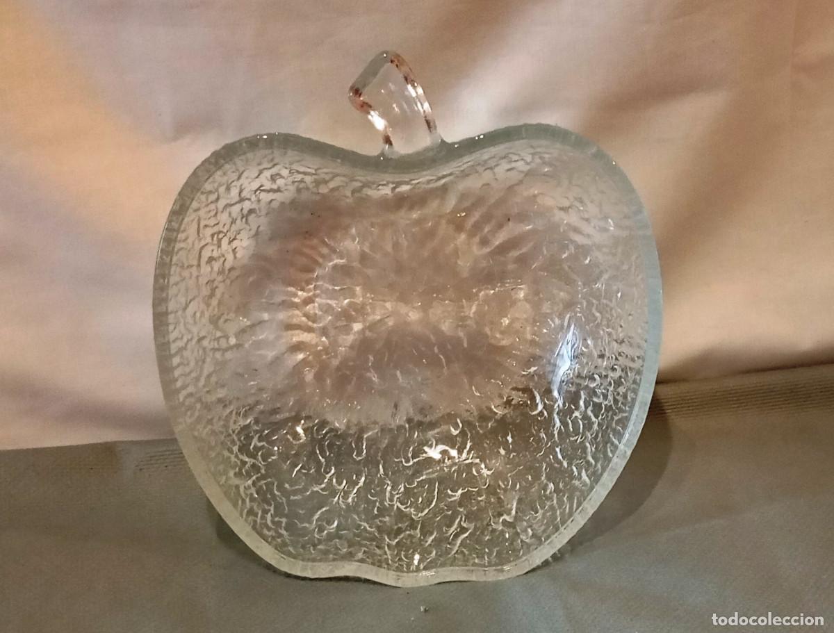 Coleccionismo: Frutero de cristal con forma de manzana. Bonito frutero con un dise&ntilde;o original en forma de manzana.