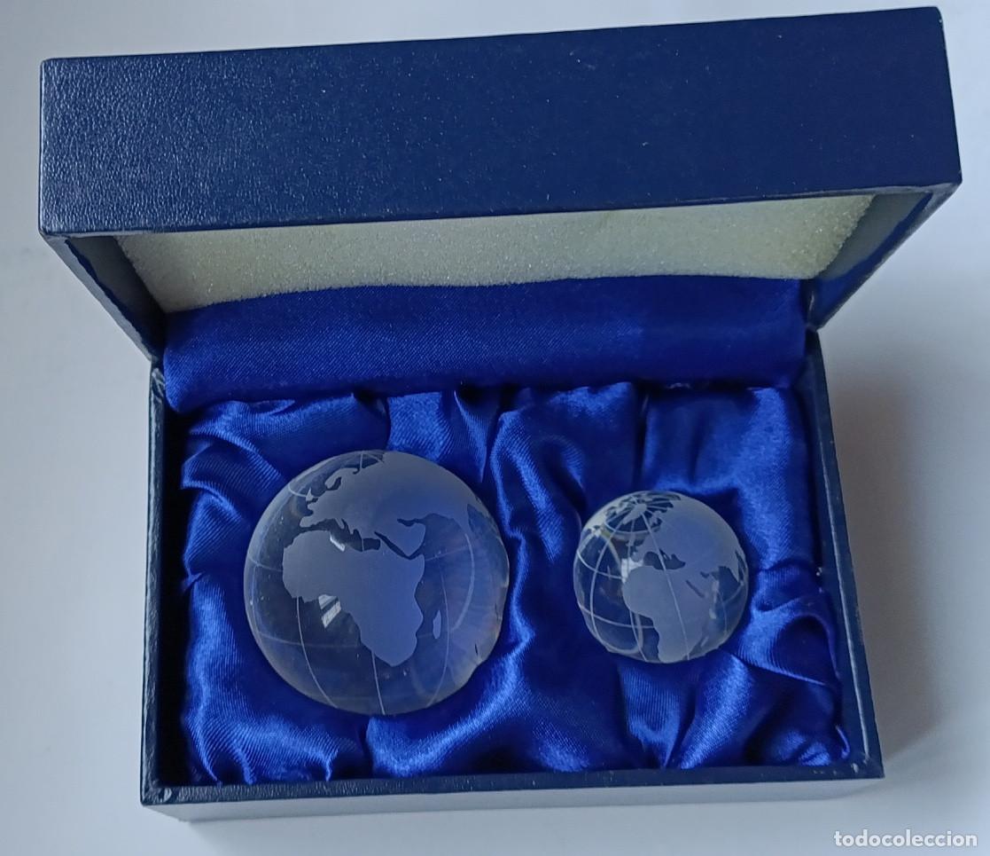 Colecionismo: 2 BOLAS DEL MUNDO. MAPAMUNDI. CRISTAL. MIDEN 5,5 CM. Y 4 CM. DIAMETRO. GLOBO TERRAQUEO. CON ESTUCHE.