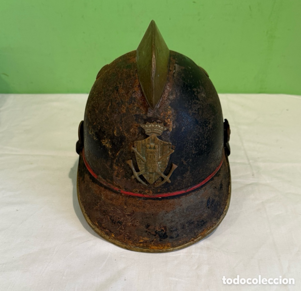 Coleccionismo: Casco antiguo de bomberos espa&ntilde;ol met&aacute;lico con cresta finales siglo XIX