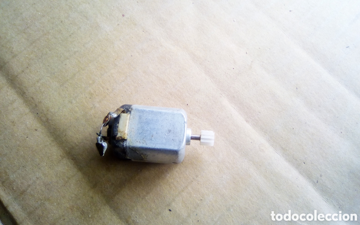 Coleccionismo: Peque&ntilde;o motor para juguetes. 3 v. Jin Heng Li Motor. Mide 40 mm.