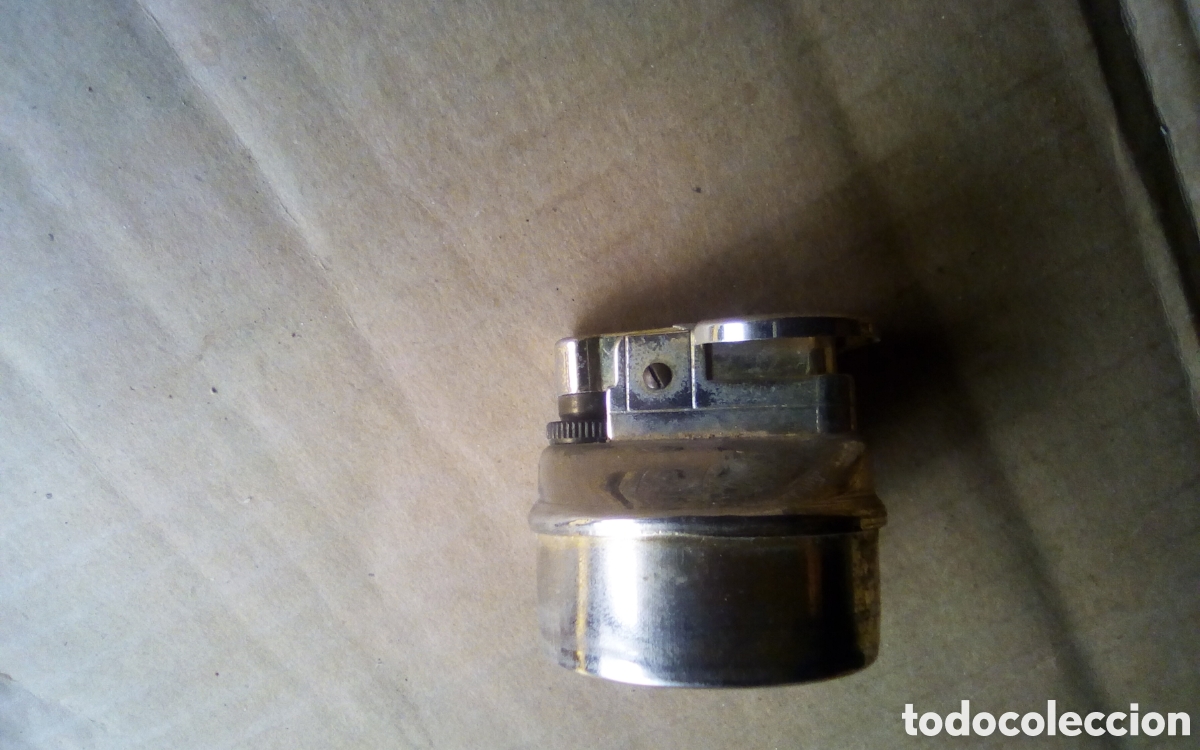 Coleccionismo: Encendedor mechero de sobremesa dorado. Falta el soporte donde iba metido, mide 40 mm.