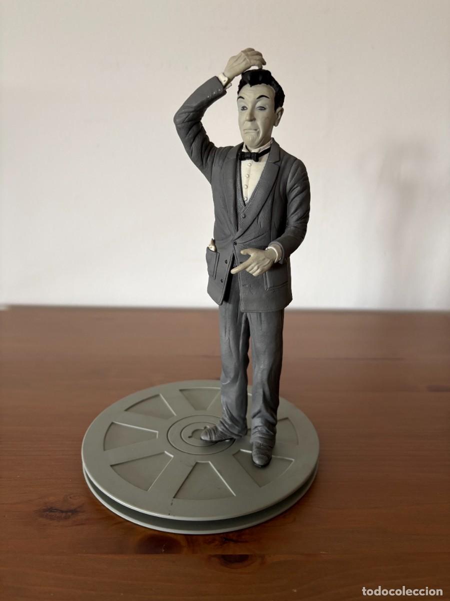 Coleccionismo: FIGURA DE CINE LAUREL Y HARDY, SOLO EL FLACO, CON PEANA SD DISTRIBUCIONES, SIN GORRO 21 CMS. ALTURA