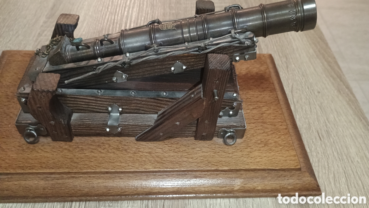 Coleccionismo: Ca&ntilde;&oacute;n en miniatura con base de madera