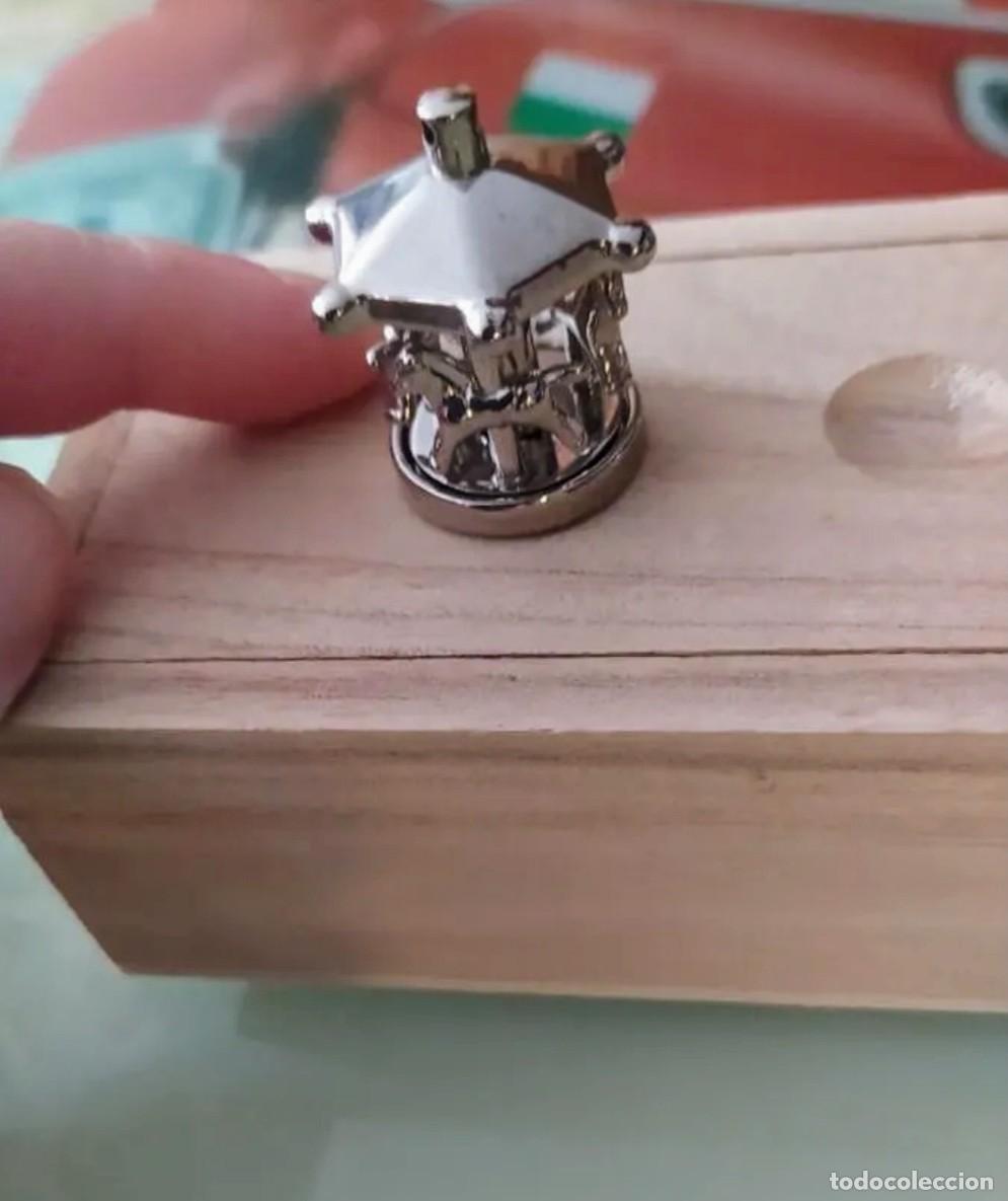 Coleccionismo: Carrusel en miniatura de acero inoxidable con peso. Giratorio y dise&ntilde;o de Londres