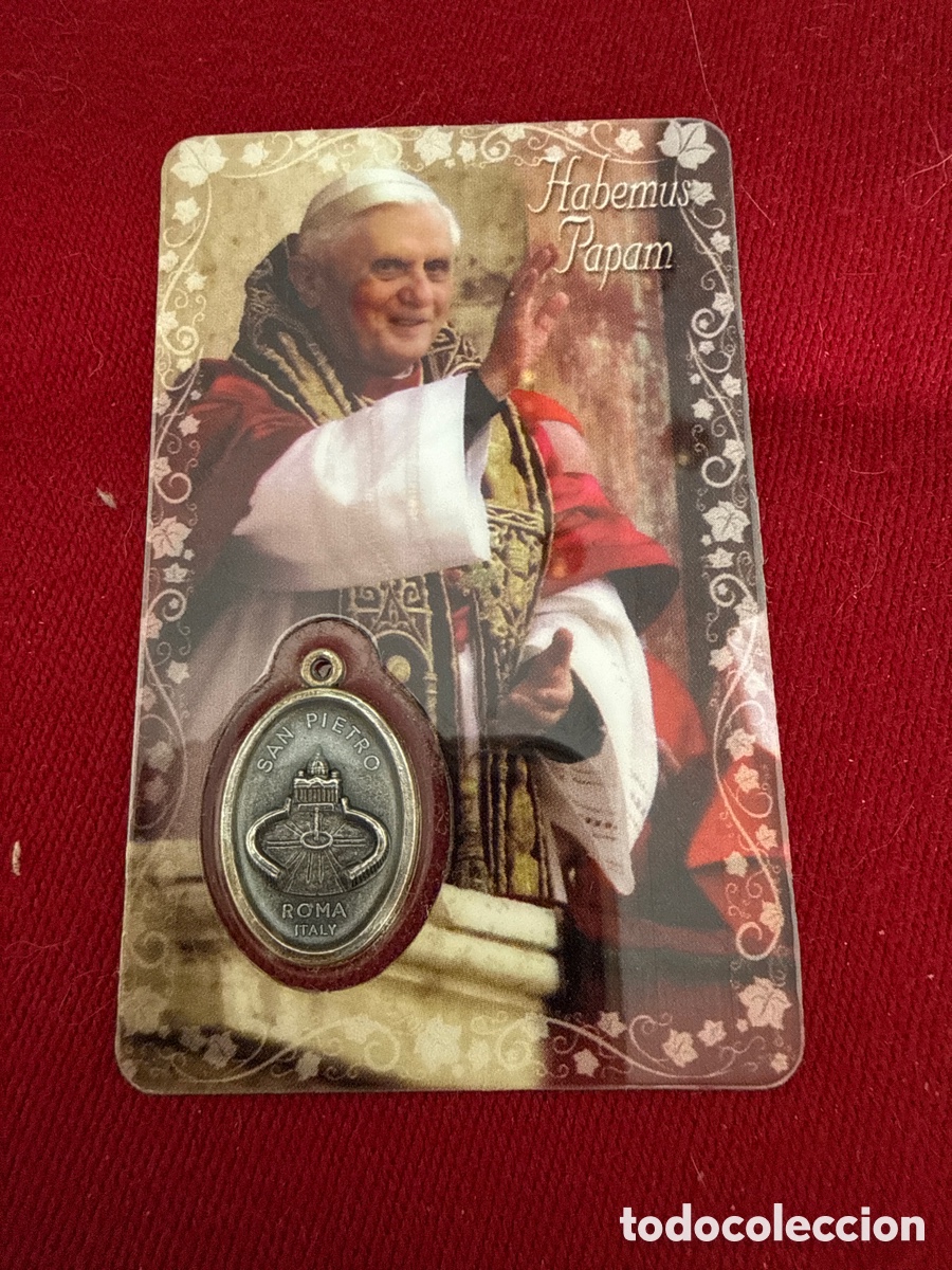 Coleccionismo: Tarjeta devocional moderna del Papa Benedicto XVI con una peque&ntilde;a medalla incorporada.
