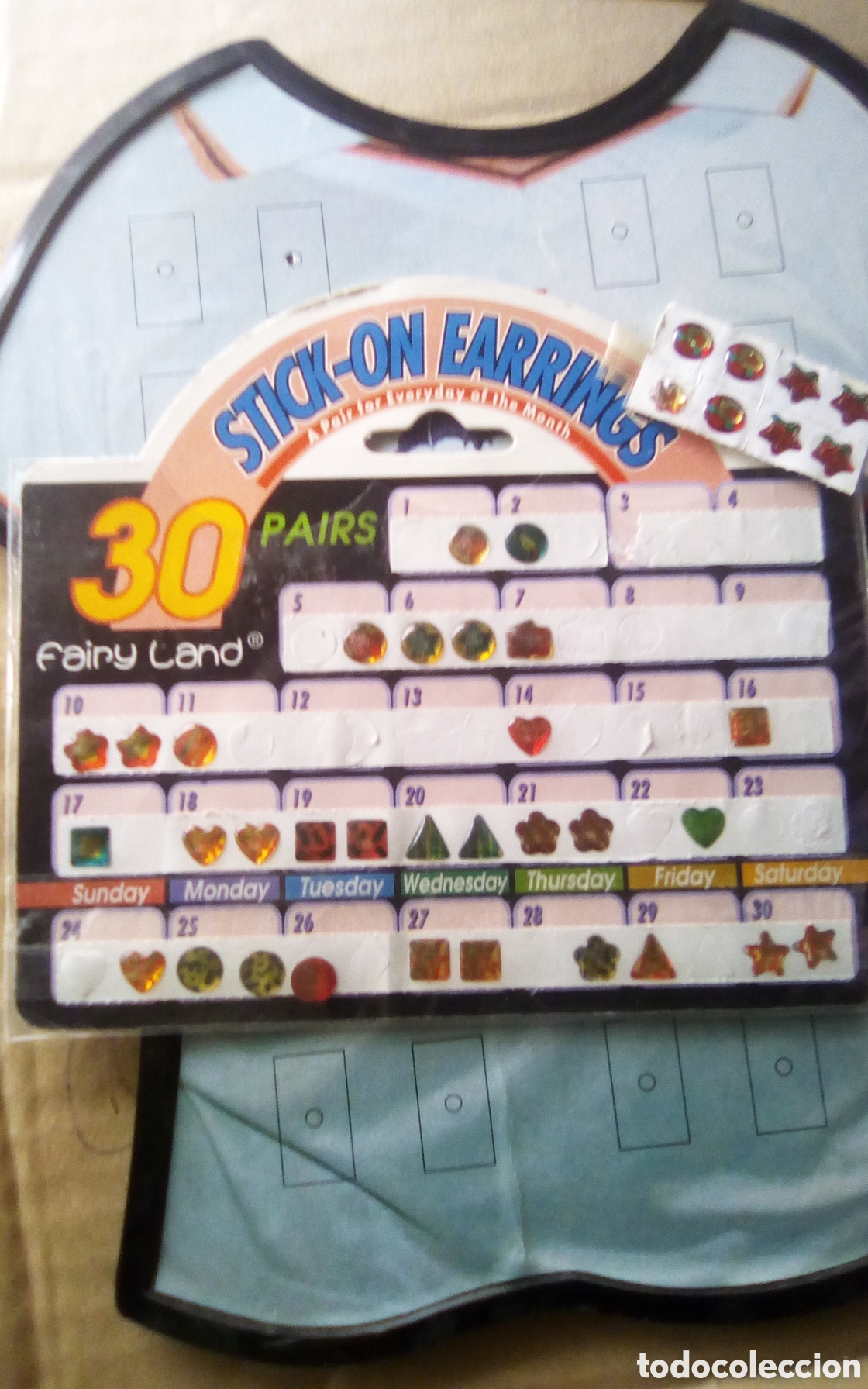 Coleccionismo: Expositor pegotas stick-on earrings. 30 Pairs. Fairy Land. A&ntilde;os 90s. Le faltan algunos, ver fotos.