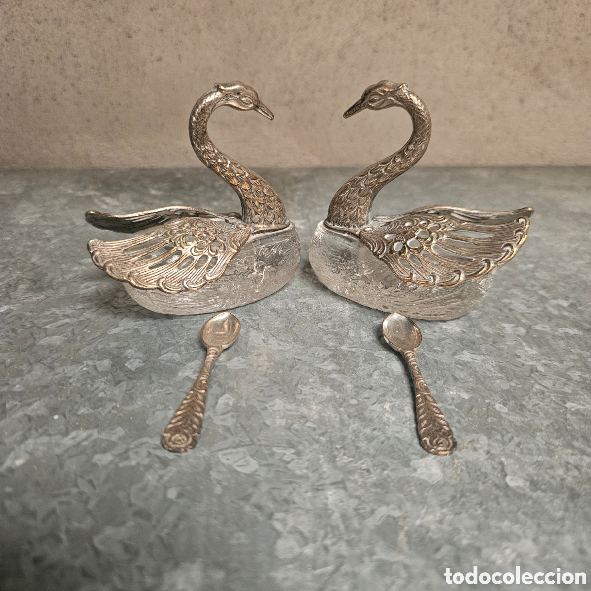Coleccionismo: Pareja de saleros de cristal tallado y metal en forma de cisne y cucharillas