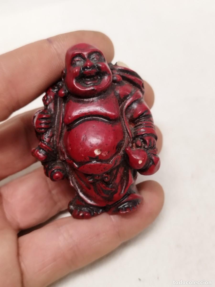 Coleccionismo: Figura, escultura de un Buda sonriente, en pasta y con falta.