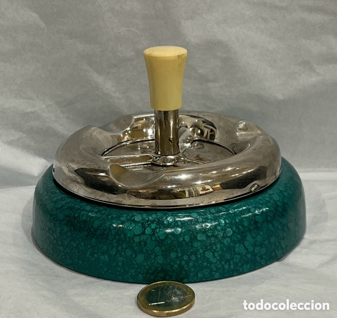 Coleccionismo: Cenicero de sobremesa con pulsador. Metal esmaltado y baquelita. Art Deco.