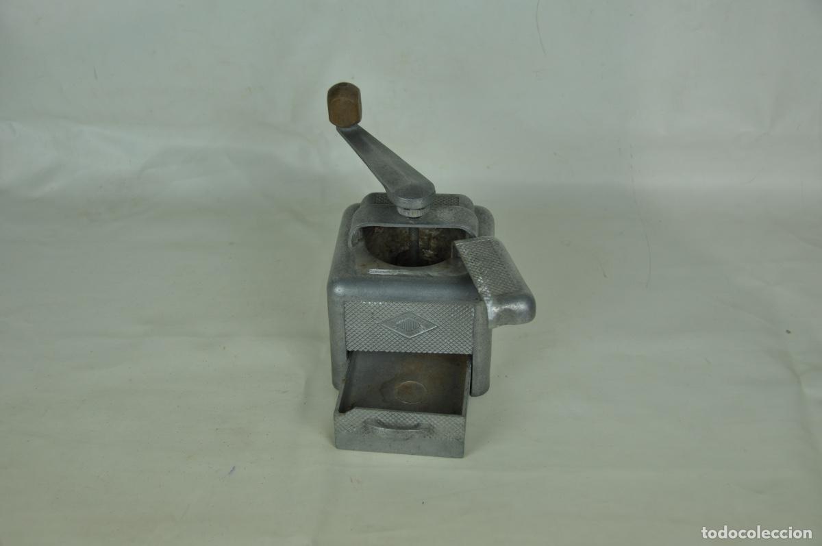 Coleccionismo: Molinillo de caf&eacute; met&aacute;lico marca Moulux - Foto 10