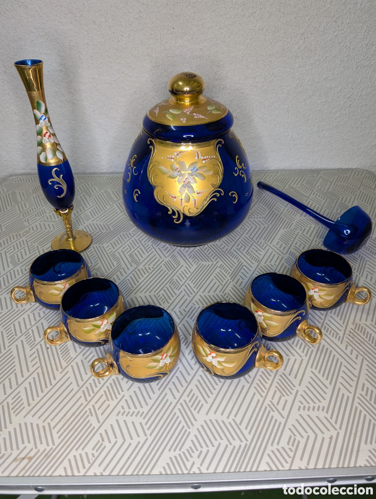 Collezionismo: Juego vintage cristal azul cobalto con dorados (copas + tarro + cuchar&oacute;n + florero)