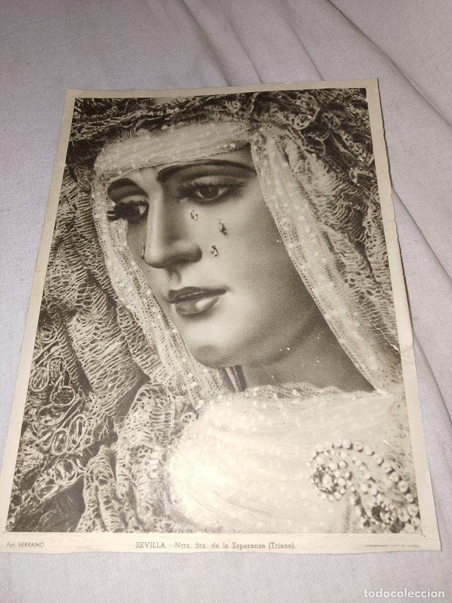 Coleccionismo: SEVILLA SEMANA SANTA ESPERANZA DE TRIANA LAMINA FOTO SERRANO HUECOGRABADO FOURNIER 19,5 X 25CM