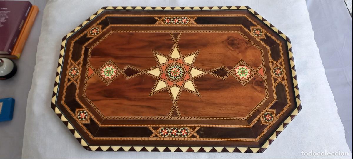 Coleccionismo: Bandeja grande octogonal de madera, marqueter&iacute;a, en taracea granadina. 50 x 32,5 cm