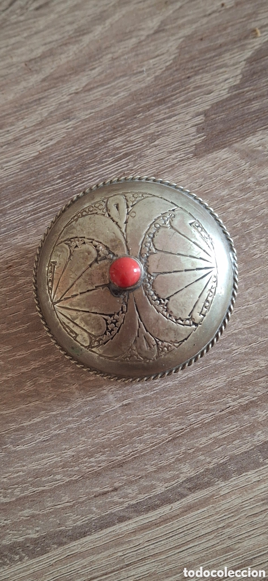 Coleccionismo: ​Antigua Cajita / Alhajero Bereber de Plata de Baja Ley / Alpaca y Cabuj&oacute;n de Coral Rojo - Cincelado