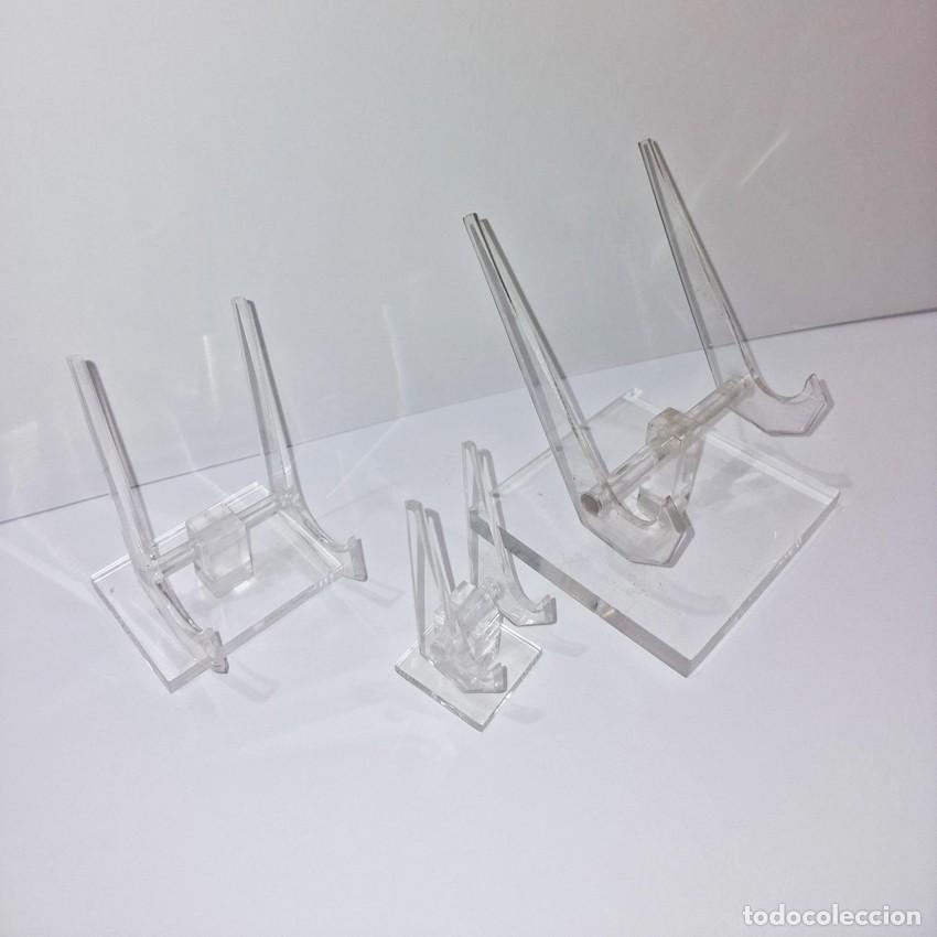 Coleccionismo: Lote 3 SOPORTES EXPOSITORES REGULABLES en Metacrilato Transparente. SUJETAPLATOS de 8, 11 y 15 CM