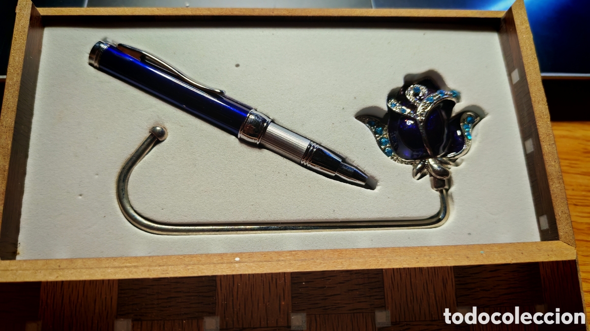 Coleccionismo: Set regalo Boligrafo Rollerball y colgador bolso metal con forma de rosa. Caja original madera (CL)
