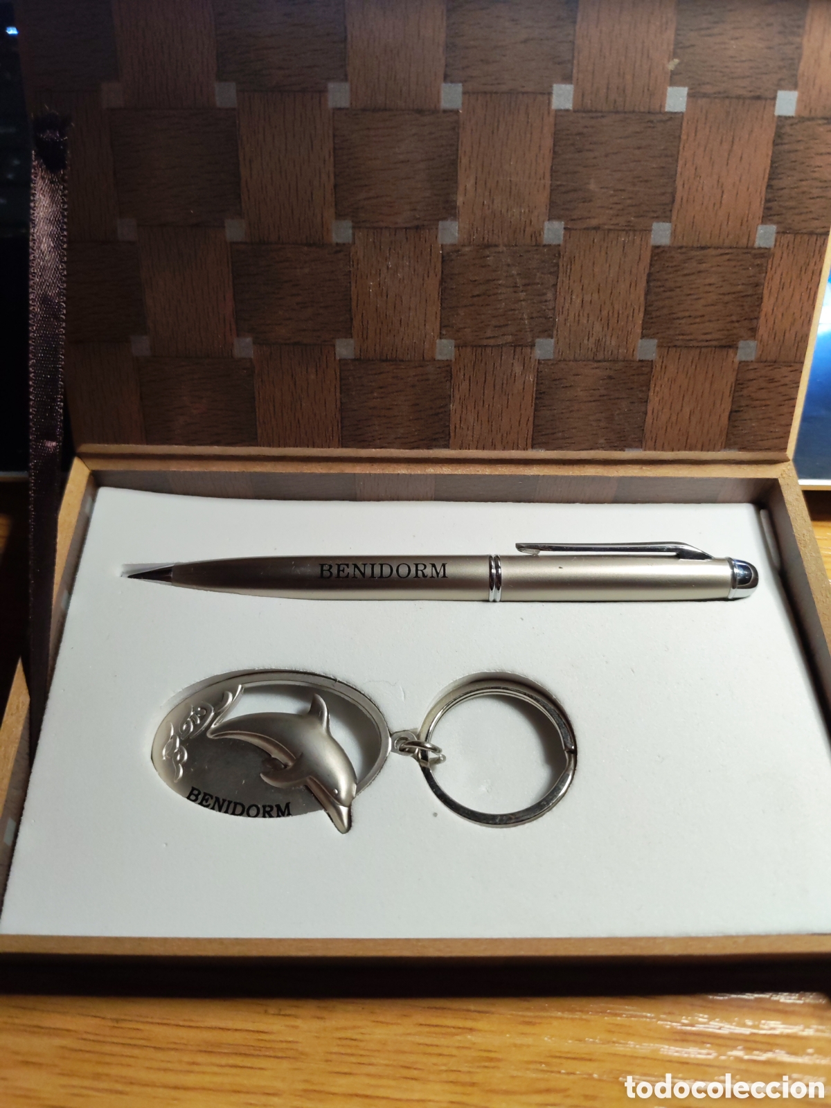 Coleccionismo: Regalo Benidorm Llavero delfin y boligrafo Inoxcrom. Caja madera original. (CL)