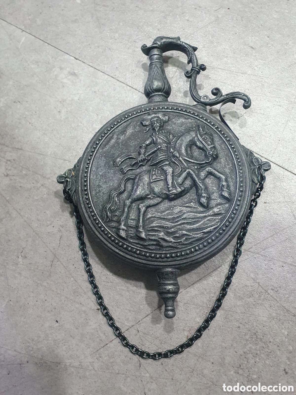 Coleccionismo: Petaca en metal repujada. (L131) - Foto 2